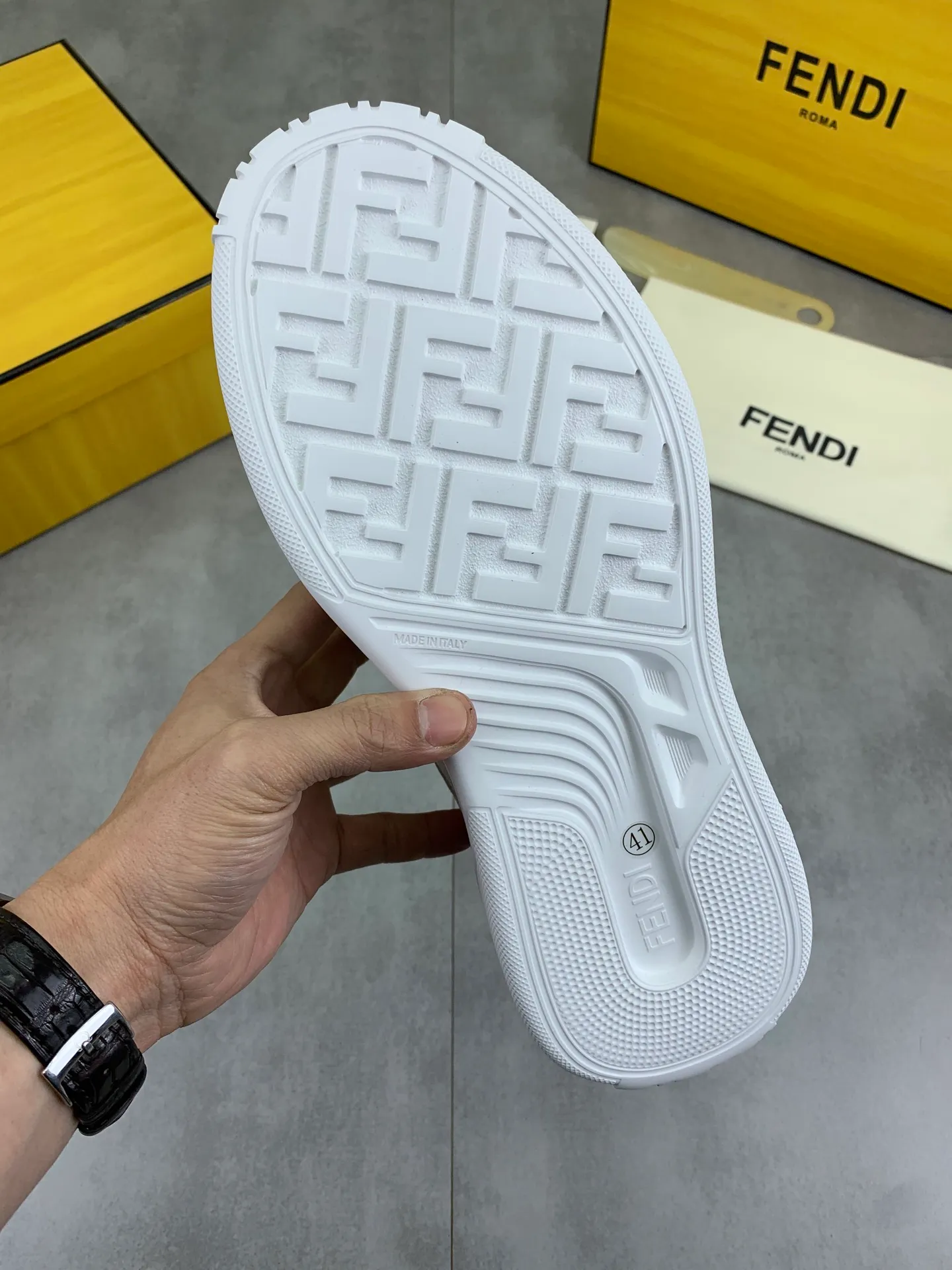 Men's men's shoes 💰P760 new style 💰💎💎💎 summer hot style [FENDI Fendi] top version 🆕New sneakers, wavy soles engraved with original words. Embossed Fendi Flow lettering on the heel. The upper is made of high-end calfskin and breathable materials. Original lining with tone-on-tone details decorated with innovative handcrafting techniques. Ultra-light and wear-resistant TPU and IP foam soles, overall lightweight and comfortable. Size:39-44 (38 45 can be customized)